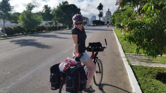 На Кубі вінничанка побачила комунізм у всій красі – черги, порожні магазини, старі радянські авто…, фото №2 на сайті 20minut.ua