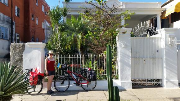 На Кубі вінничанка побачила комунізм у всій красі – черги, порожні магазини, старі радянські авто…, фото №9 на сайті 20minut.ua