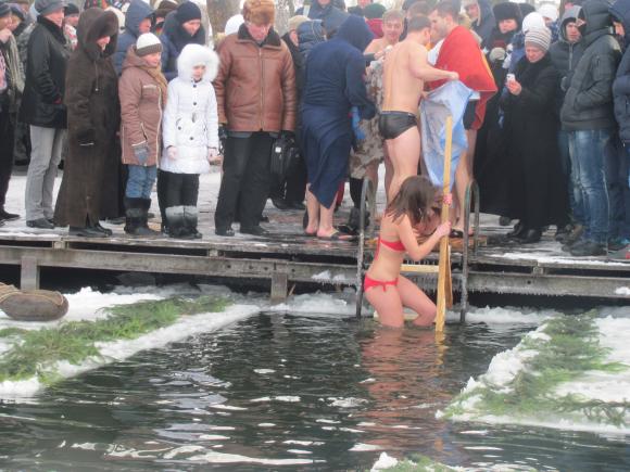 На стадіоні “Локомотив” купалися в ополонці, їли кутю, печену картоплю і шашлики, фото №10 на сайті 20minut.ua