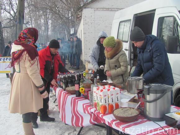 На стадіоні “Локомотив” купалися в ополонці, їли кутю, печену картоплю і шашлики, фото №13 на сайті 20minut.ua