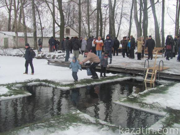 На стадіоні “Локомотив” купалися в ополонці, їли кутю, печену картоплю і шашлики, фото №14 на сайті 20minut.ua