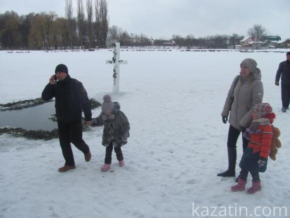 На стадіоні “Локомотив” купалися в ополонці, їли кутю, печену картоплю і шашлики, фото №15 на сайті 20minut.ua