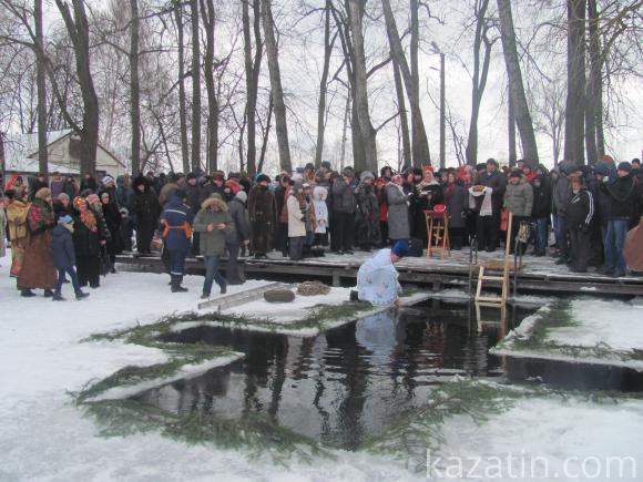 На стадіоні “Локомотив” купалися в ополонці, їли кутю, печену картоплю і шашлики, фото №16 на сайті 20minut.ua
