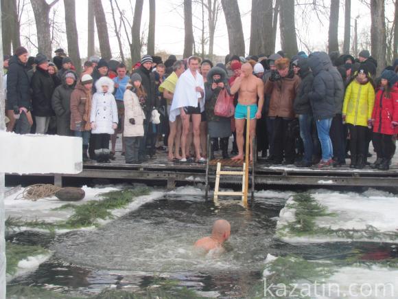 На стадіоні “Локомотив” купалися в ополонці, їли кутю, печену картоплю і шашлики, фото №17 на сайті 20minut.ua