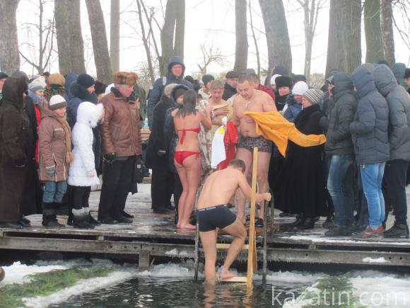 На стадіоні “Локомотив” купалися в ополонці, їли кутю, печену картоплю і шашлики, фото №18 на сайті 20minut.ua