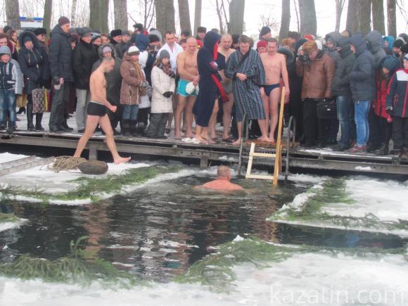 На стадіоні “Локомотив” купалися в ополонці, їли кутю, печену картоплю і шашлики, фото №20 на сайті 20minut.ua