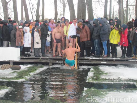 На стадіоні “Локомотив” купалися в ополонці, їли кутю, печену картоплю і шашлики, фото №21 на сайті 20minut.ua