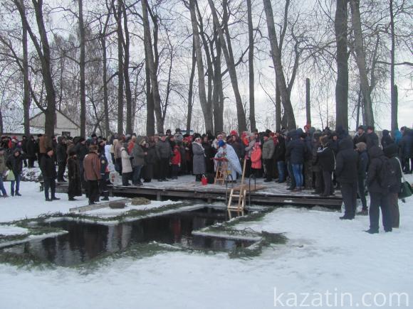 На стадіоні “Локомотив” купалися в ополонці, їли кутю, печену картоплю і шашлики, фото №4 на сайті 20minut.ua