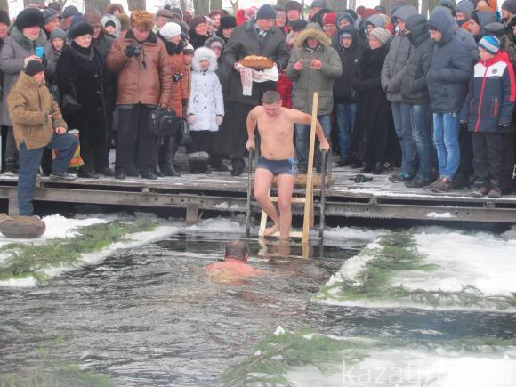 На стадіоні “Локомотив” купалися в ополонці, їли кутю, печену картоплю і шашлики, фото №7 на сайті 20minut.ua