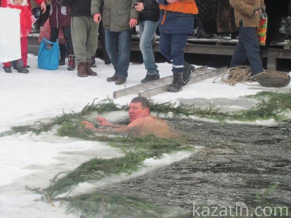 На стадіоні “Локомотив” купалися в ополонці, їли кутю, печену картоплю і шашлики, фото №8 на сайті 20minut.ua