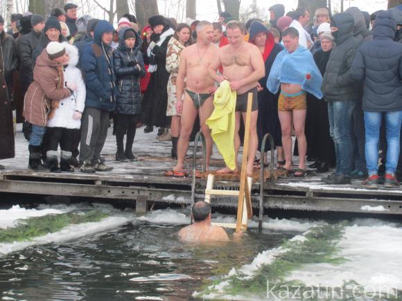 На стадіоні “Локомотив” купалися в ополонці, їли кутю, печену картоплю і шашлики, фото №9 на сайті 20minut.ua