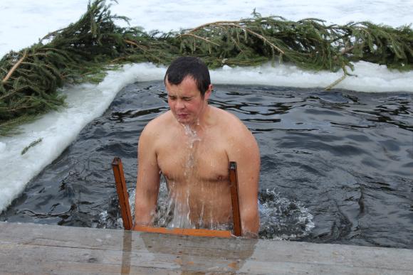 Ніби заново народились: вінничани святкували Водохреще на Вишенському озері, фото №1 на сайті 20minut.ua