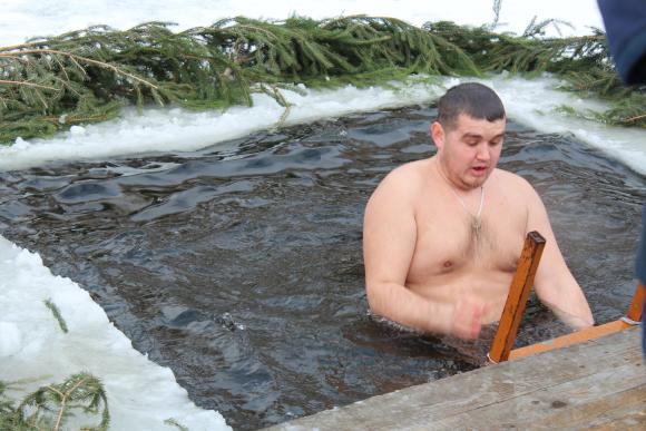 Ніби заново народились: вінничани святкували Водохреще на Вишенському озері, фото №2 на сайті 20minut.ua