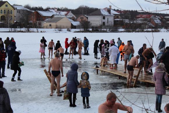 Ніби заново народились: вінничани святкували Водохреще на Вишенському озері, фото №3 на сайті 20minut.ua