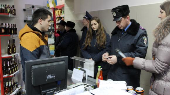 Рейд по вінницьким магазинам: де продають алкоголь неповнолітнім і як за це карають, фото №2 на сайті 20minut.ua