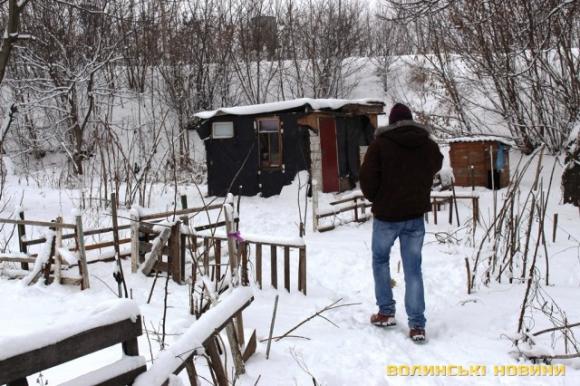 Сирота з Тернополя живе у домівці з підручних матеріалів у Луцьку, фото №1 на сайті 20minut.ua