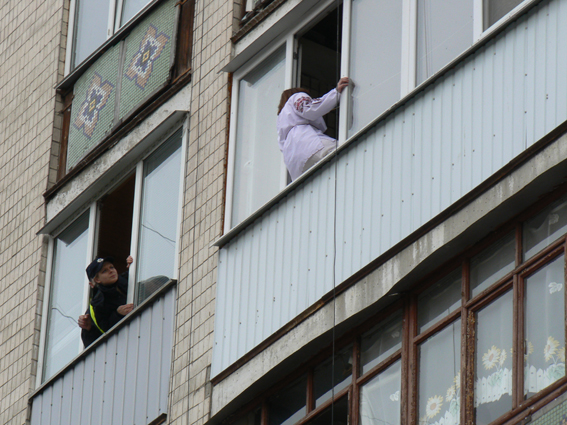У центрі Хмельницького жінка намагалася вчинити самогубство, фото №2 на сайті vsim.ua