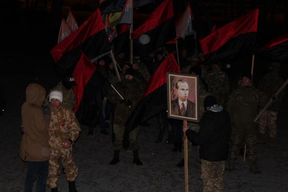 У Вінниці 70 активістів пройшли маршем зі смолоскипами і кричали “Бандера прийде - порядок наведе”, фото №1 на сайті 20minut.ua