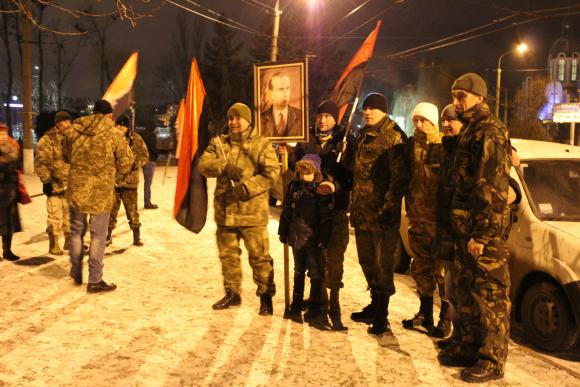 У Вінниці 70 активістів пройшли маршем зі смолоскипами і кричали “Бандера прийде - порядок наведе”, фото №2 на сайті 20minut.ua