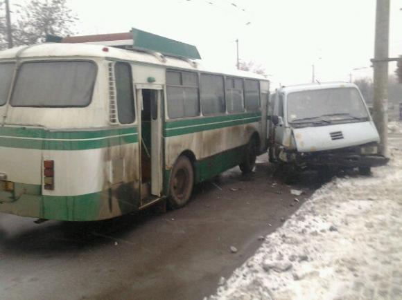 В Турбові насмерть переїхали 47-річну жінку, у Вінниці – бус протаранив автівку  та автобус, фото №1 на сайті 20minut.ua