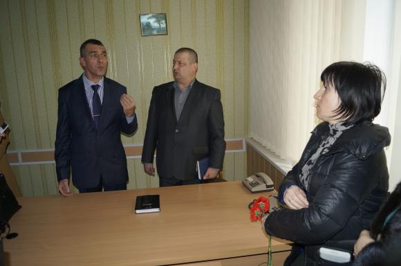 Активісти носили новому начальнику поліції дві «похоронні» гвоздики та георгієвську стрічку, фото №1 на сайті 20minut.ua