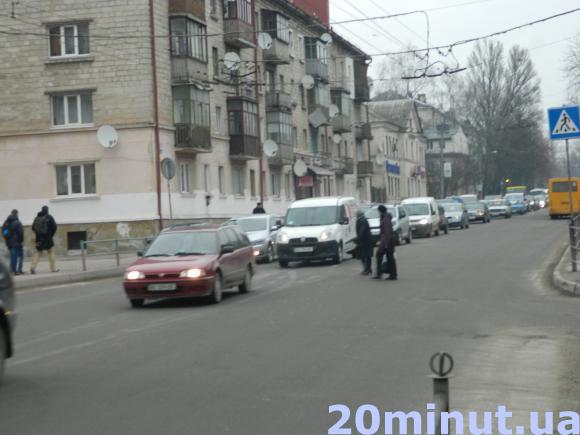 Фото дня: Через ДТП на Збаразькій затор, фото №1 на сайті 20minut.ua