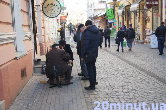 Фото дня: На Валовій грають в шахи, фото №1 на сайті 20minut.ua