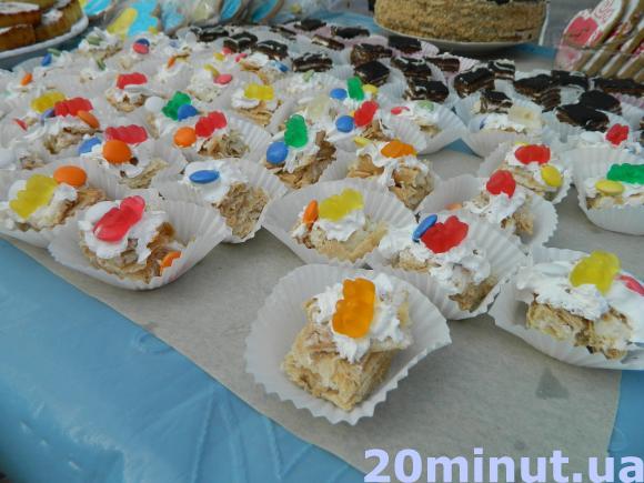 Фото дня: Продають солодощі, аби допомогти хворому хлопчику, фото №1 на сайті 20minut.ua