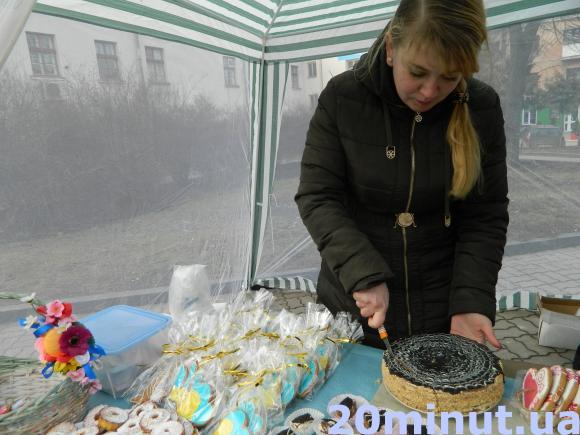 Фото дня: Продають солодощі, аби допомогти хворому хлопчику, фото №2 на сайті 20minut.ua