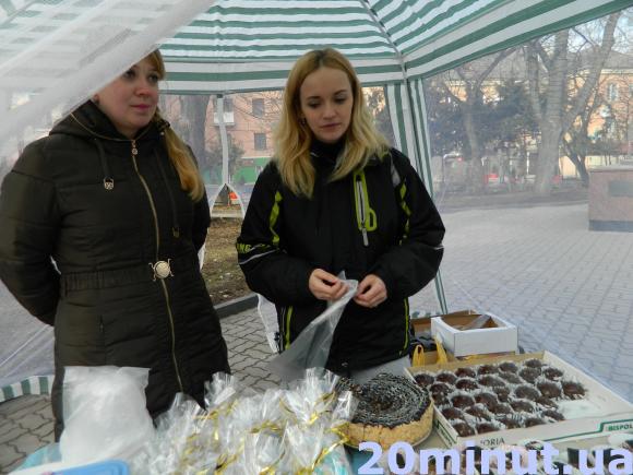 Фото дня: Продають солодощі, аби допомогти хворому хлопчику, фото №3 на сайті 20minut.ua