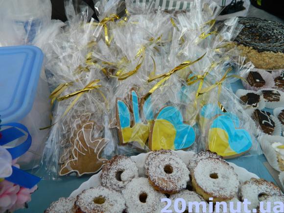 Фото дня: Продають солодощі, аби допомогти хворому хлопчику, фото №4 на сайті 20minut.ua