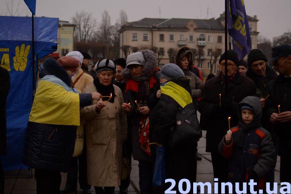 «Герої не вмирають!» У Кам’янці відбувся мітинг-реквієм вшанування пам’яті Небесної Сотні, фото №4 на сайті 20minut.ua
