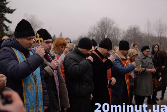 «Герої не вмирають!» У Кам’янці відбувся мітинг-реквієм вшанування пам’яті Небесної Сотні, фото №6 на сайті 20minut.ua