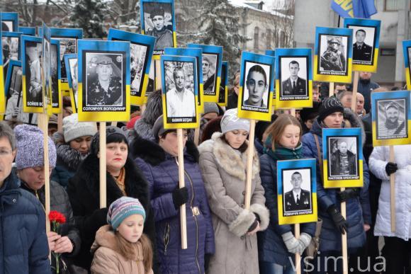 Хмельничани пройшли маршем в пам’ять про Героїв Небесної Сотні на сайті vsim.ua Хмельничани пройшли маршем в пам’ять про Героїв Небесної Сотні, фото №14 на сайті vsim.ua