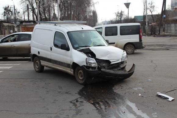 На Хмельницком шоссе не поделили дорогу Citroën и BMW, фото №1 на сайті 20minut.ua