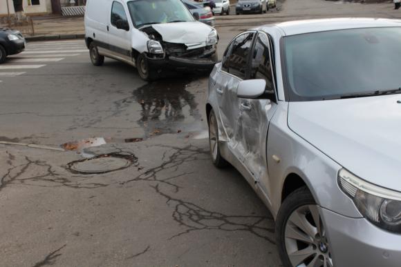 На Хмельницком шоссе не поделили дорогу Citroën и BMW, фото №3 на сайті 20minut.ua