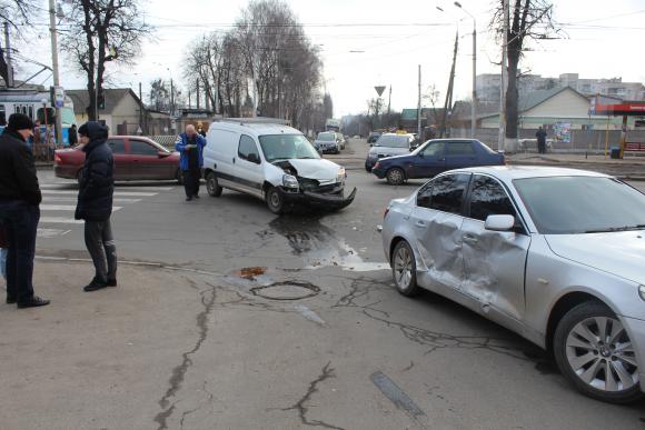 На Хмельницком шоссе не поделили дорогу Citroën и BMW, фото №5 на сайті 20minut.ua