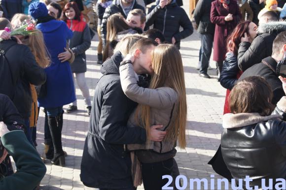 На Театральній площі цілуються закохані, фото №1 на сайті 20minut.ua