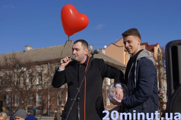 На Театральній площі цілуються закохані, фото №2 на сайті 20minut.ua