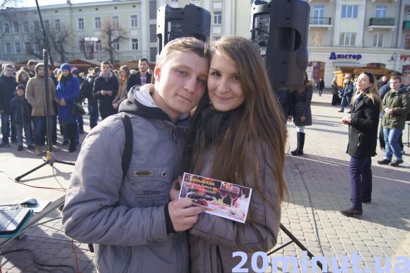 На Театральній площі цілуються закохані, фото №3 на сайті 20minut.ua