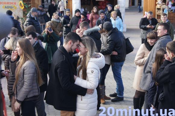 На Театральній площі цілуються закохані, фото №4 на сайті 20minut.ua