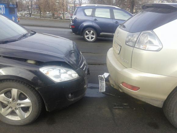 На Центральному мосту "чокнулись" три автівки, фото №1 на сайті 20minut.ua