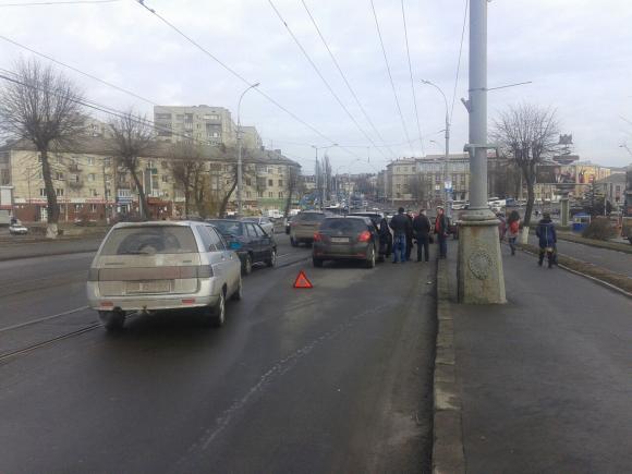 На Центральному мосту "чокнулись" три автівки, фото №2 на сайті 20minut.ua
