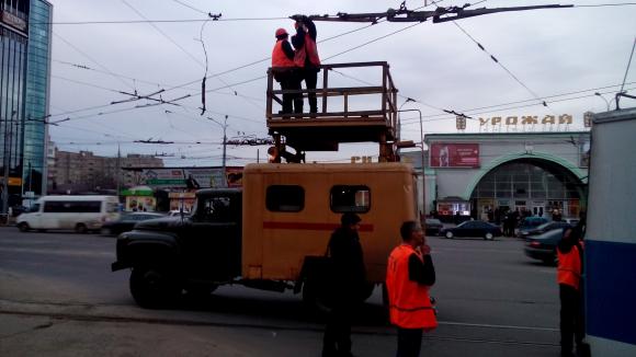 На «Урожаї» зламаний тролейбус зупинив рух транспорту на Вишеньку, фото №1 на сайті 20minut.ua