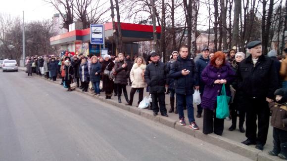 На «Урожаї» зламаний тролейбус зупинив рух транспорту на Вишеньку, фото №2 на сайті 20minut.ua