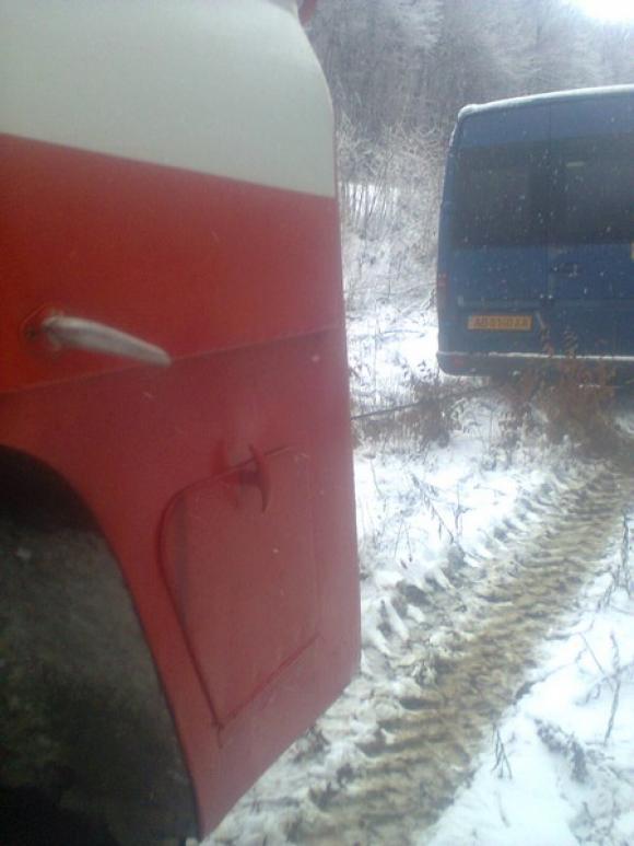 На Вінниччині у кювет злетіла маршрутка з пасажирами на сайті 20minut.ua На Вінниччині у кювет злетіла маршрутка з пасажирами, фото №1 на сайті 20minut.ua