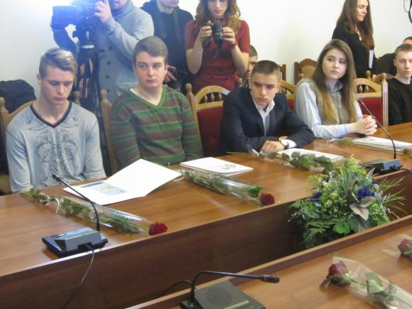 Паспорт, який покладеш в гаманець: в облраді вручили перші ID картки, фото №3 на сайті 20minut.ua