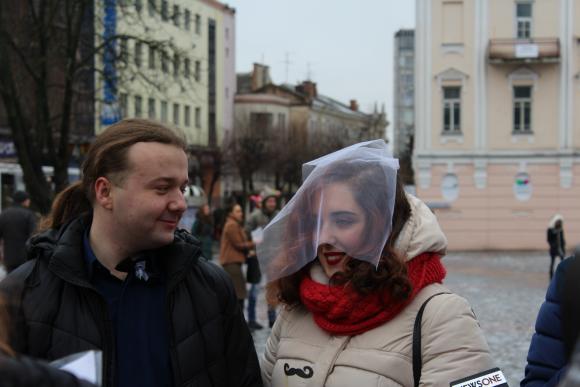 Разом дивитися футбол та ходити на шопінг обіцяли молодята на Європейській площі, фото №1 на сайті 20minut.ua
