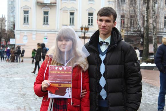 Разом дивитися футбол та ходити на шопінг обіцяли молодята на Європейській площі, фото №2 на сайті 20minut.ua