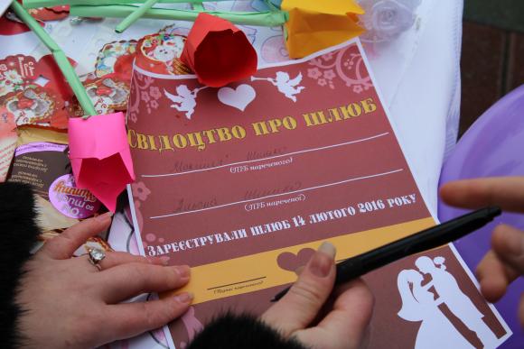 Разом дивитися футбол та ходити на шопінг обіцяли молодята на Європейській площі, фото №5 на сайті 20minut.ua